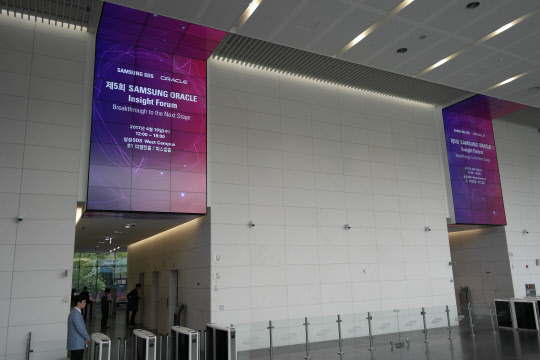 삼성SDS 잠실 본사에 부착된 대형 디지털 사이니지 모습.  삼성SDS 제공